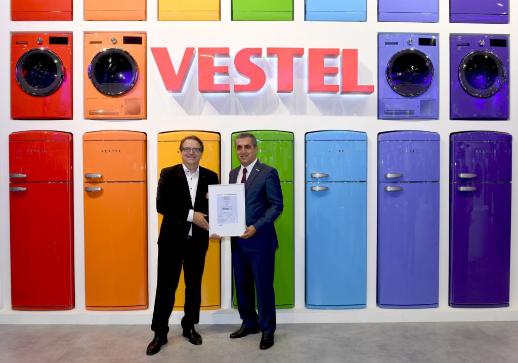 VDE Yönetim Kurulu Üyesi Sven Öhrke ve Vestel Beyaz Eşya Genel Müdürü Erdal Haspolat